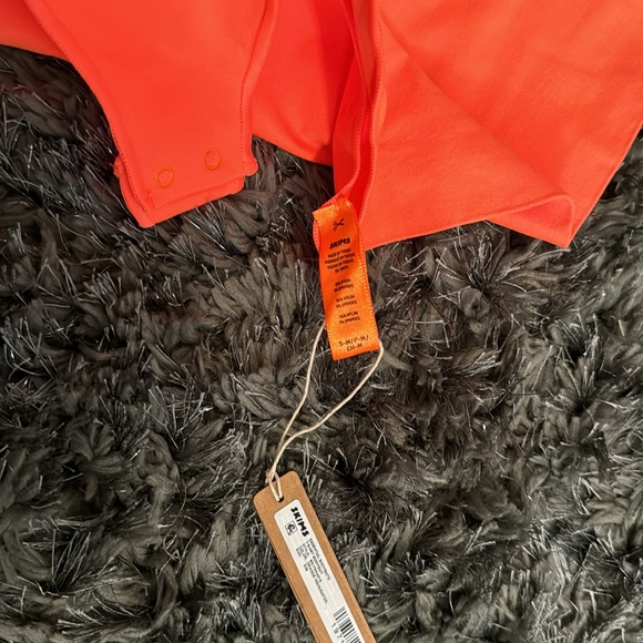 SKIMS ESSENTIAL BODYSUIT orange highlighter size small medium with defects/FLAWS - Picture 3 of 5
